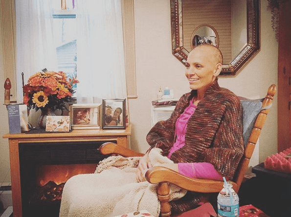 La artista tenía apenas 40 años, su esposo y compañero de música, Rory wrote anunció la triste noticia en sus redes con una tierna foto de sus manos.