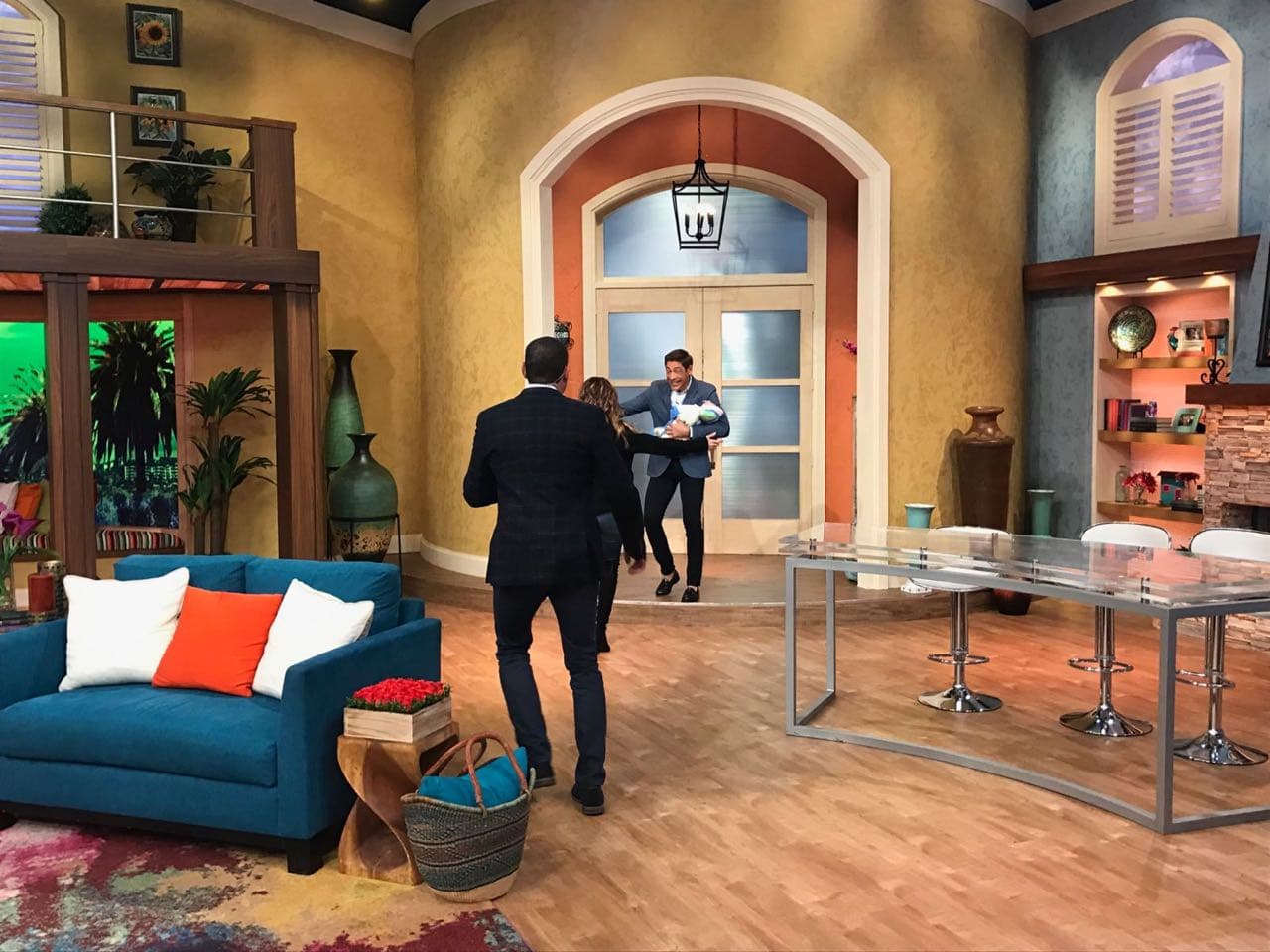 Karla Martínez y Alan Tacher lo esperaban con gran emoción para darle un fuerte abrazo.