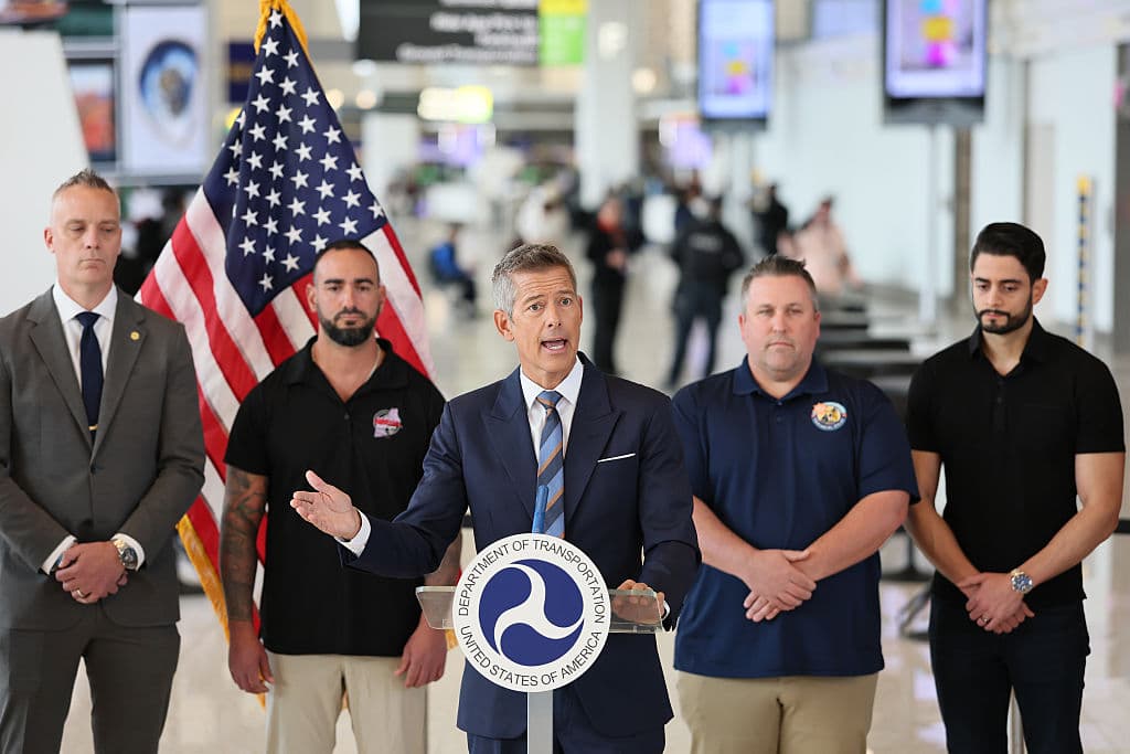 Durante la conferencia de prensa en LaGuardia, Sean Duffy afirmó que en el presupuesto de la FAA no hay fondos disponibles para cubrir los salarios.
<br>
<br>Al igual que otros 
<b>730,000 empleados del gobierno federal</b>, durante el cierre del gobierno, los controladores aéreos de los aeropuertos de Estados Unidos tienen que trabajar sin que se les pague.
<br>
<br>La medida dejó a otros 
<b>670,000 trabajadores suspendidos de forma temporera</b>, muchos de los cuales están solicitando asistencia a agencias del gobierno, afectadas a su vez por el cierre.