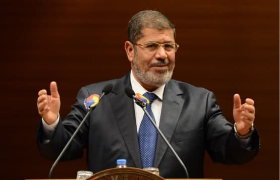 Muere el expresidente de Egipto Mohammed Morsi tras desplomarse en pleno juicio