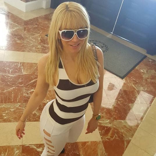 En estas publicaciones, la cantante incluye fotografías en las que aparece con muy poca ropa.