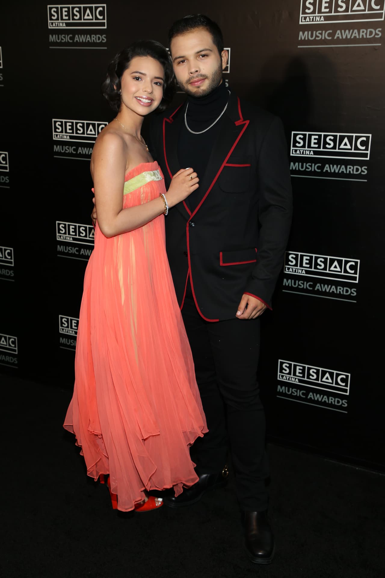 Ante los micrófonos del programa Ventaneando reconoció que los celos de Leonardo, su hermano, han sido fundamentales para estar alejada del tema del amor y solo tener cabeza para su carrera artística.