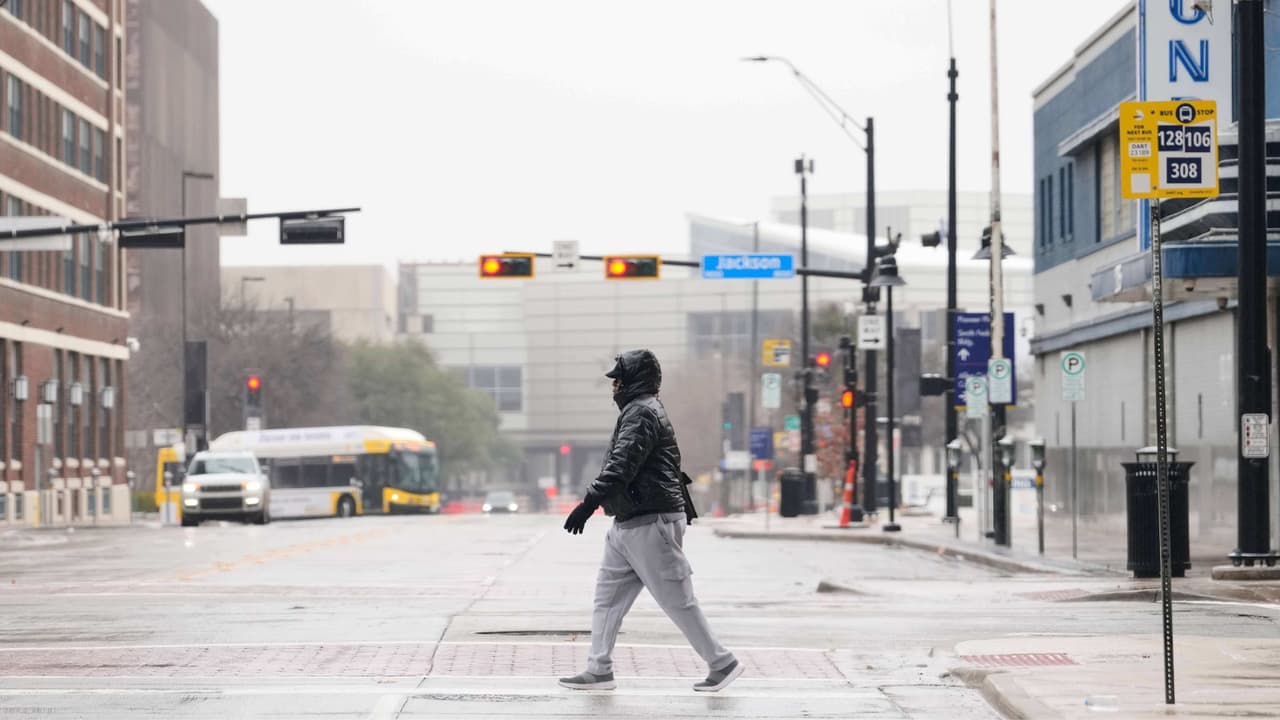 <h3 class="cms-H3-H3">El frío que sigue</h3> El pronóstico indica que el sistema invernal comienza a retirarse, pero 
<b>el frente ártico asociado mantiene temperaturas extremadamente bajas</b>. 
<br>
<b>El lunes y la mañana del martes se perfilan como los periodos más críticos</b>, con máximas que apenas superarán el punto de congelación y mínimas que seguirán representando un riesgo para la población, resalta Angela. 
<br>Aunque no se espera una nueva tormenta significativa,
<b> el frío prolongado mantendrá condiciones peligrosas</b> en carreteras y espacios abiertos.