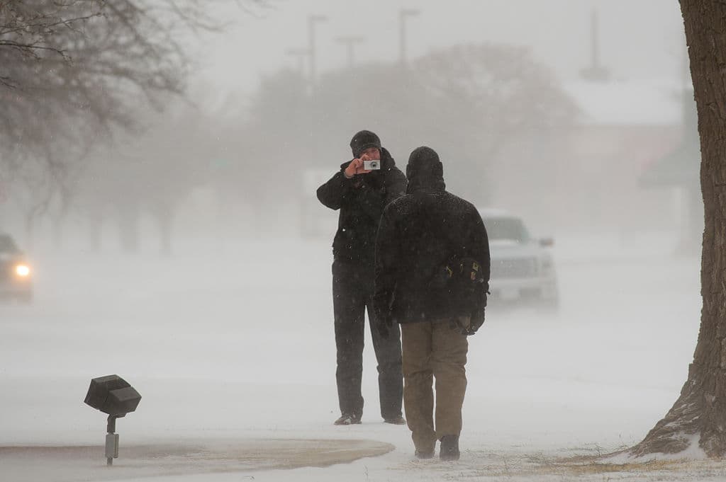 El termómetro marcó temperaturas por debajo de los 5ºF (-15ºC) en Dallas, al norte de Texas. En la fotografía, dos personas se toman una fotografía en Lubbock, al norte del estado, donde la temperatura para la noche de este lunes registró una cifra idéntica.