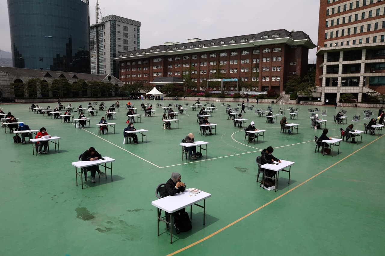 <b>Un examen nacional con distancia.</b> Una cancha deportiva al aire libre fue habilitada para que un grupo de estudiantes fueran evaluados en la Universidad Seokyeong de Seúl, Corea del Sur, el 25 de abri.