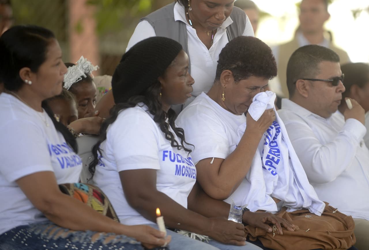 Los periodistas deberán explicar la implementación de los puntos más delicados del acuerdo, como el de víctimas. En la foto, familiares de víctimas de la masacre de La Chinita participan en un acto de reconciliación con miembros de las FARC.