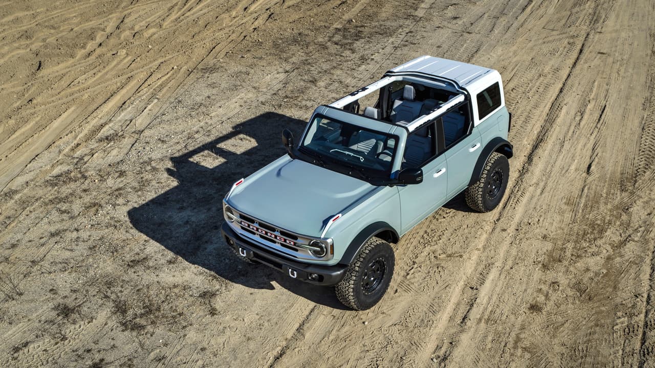 The four-door 2021 Bronco will have available removeable modular roof sections – left and right front panels, a full-width center panel and a rear section. Roof panels on both two- and four-door models can be easily removed by unlocking the latches from the interior to provide the largest overall open-top view in its class to take in the sunshine or to gaze at the stars at night. (Prototype not representative of production vehicle.)