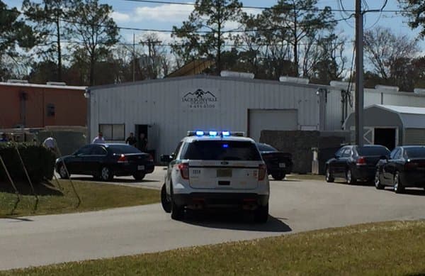 Hombre dispara en su trabajo, hiere a compañero y se suicida