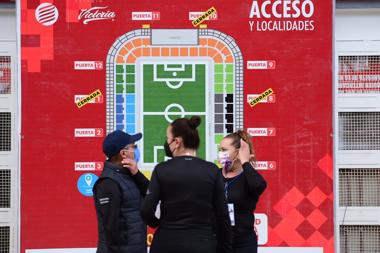 Colocaron indicaciones actualizadas sobre los accesos del inmueble.