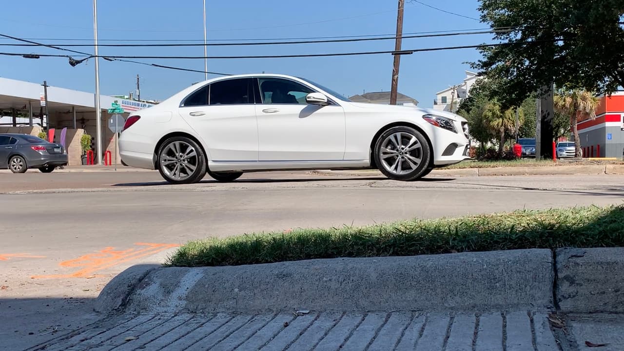Si los daños son leves y no hay lesionados en el accidente, el oficial Robles recomienda mover los automóviles fuera de la carretera hacia un lugar más seguro donde los involucrados puedan hablar.