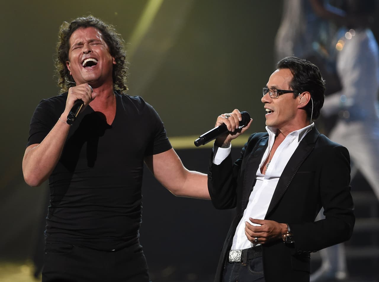 <h2><b>2014, MARC ANTHONY Y CARLOS VIVES.-</b></h2>
<b> </b>Los cantantes interpretaron 'Cuando nos Volvamos a Encontrar' en la ceremonia de la edición XV de Latin GRAMMY. Ese año el tema se ganó el Latin GRAMMY a Mejor Canción Troplical