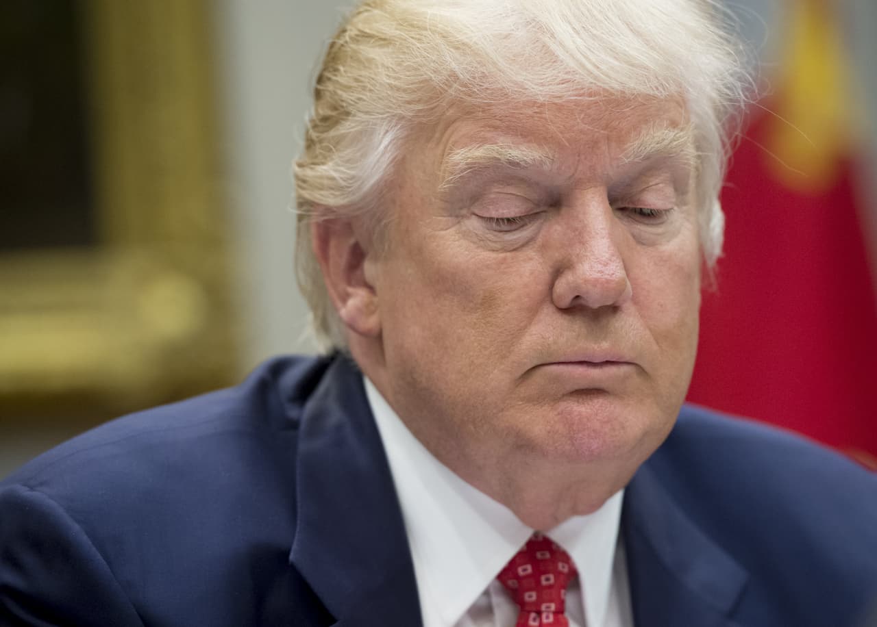 <b>Día 34/ Febrero 22: </b>El presidente 
<a href="https://www.univision.com/temas/donald-trump">Donald Trump</a> emitió nuevas normas para eliminar las 
<a href="https://www.univision.com/noticias/lgbt/el-gobierno-exige-a-los-centros-escolares-publicos-que-los-alumnos-transgenero-puedan-utilizar-el-bano-que-deseen">protecciones antidiscriminatorias para estudiantes transgénero</a>, lo que se contradice con las opiniones de su secretaria de Educación, 
<b><a href="https://www.univision.com/noticias/politica/trump-eliminara-protecciones-sobre-el-uso-de-banos-por-parte-de-estudiantes-transgenero">quien había afirmado hace varios días que permanecerían en pie</a></b>. La normativa puesta en vigor por el expresidente Barack Obama permitía a los estudiantes transgénero en escuelas públicas utilizar los baños de su identidad de género. Pese a su entrada en vigor, muchos críticos argumentaban que las reglas amenazaban la seguridad y privacidad de otros estudiantes. El jefe de prensa de la Casa Blanca, Sean Spicer, había indicado previamente en la jornada que este tipo de regulaciones deben ser potestad de los estados, no del gobierno federal.
<br>