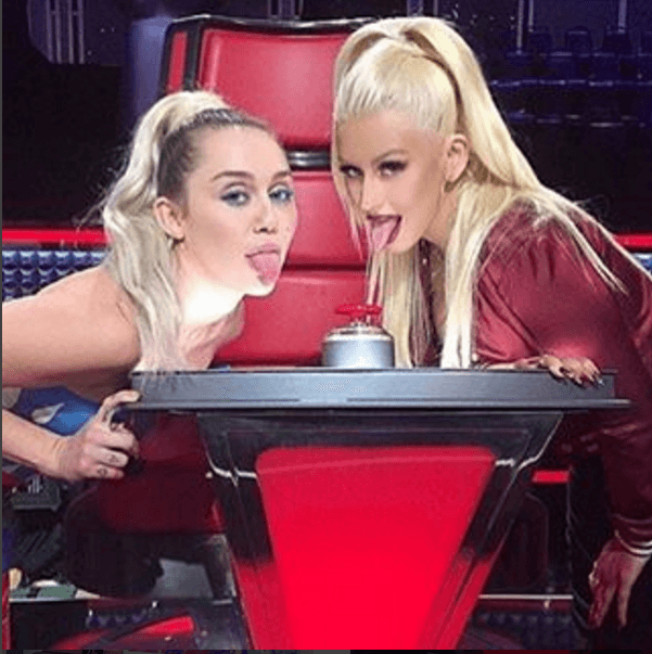 Durante el programa de televisión en el que Cristina es host, Miley posó súper hot junto a ella.
