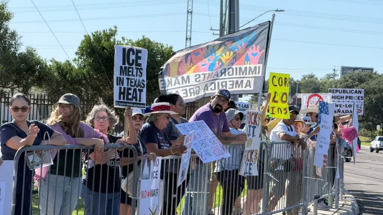 Mientras los asistentes ingresaban al Freeman Coliseum, 
<b>cientos de manifestantes se reunieron en el exterior</b> para protestar contra la visita del presidente.
<br>
<br>Los participantes llevaron pancartas, cantaron consignas y expresaron sus reclamos.