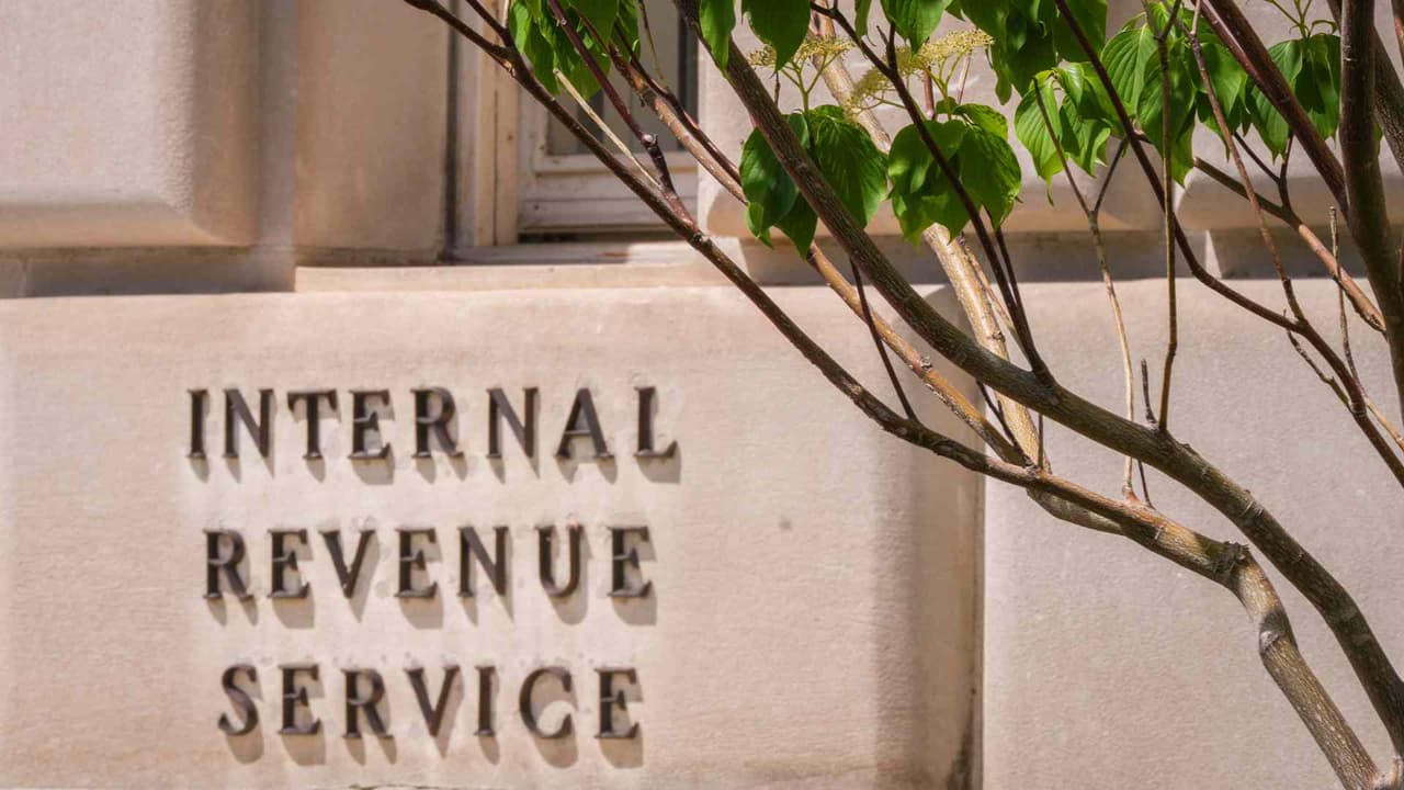 ¿Qué riesgos enfrentan los inmigrantes ante la nueva pregunta del IRS sobre estatus migratorio?: Abogado responde