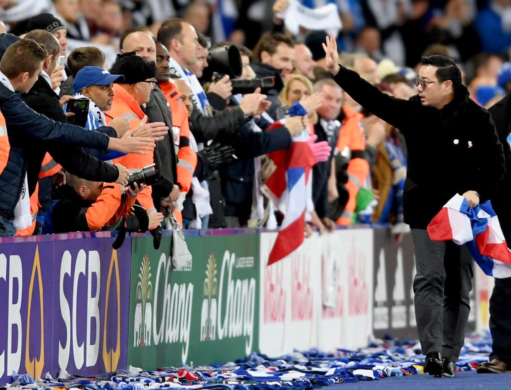 Aiyawatt Srivaddhanaprabha (derecha) es el vicepresidente del Leicester City y sería quien tome las riendas del club campeón de la Premier League en 2016.