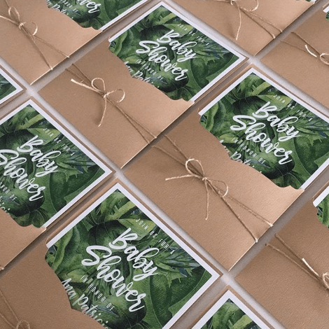 Llena de ilusión, Ana Patricia recibió las invitaciones de la fiesta en honor a su hijo varón que se llevará a cabo en dos semanas.