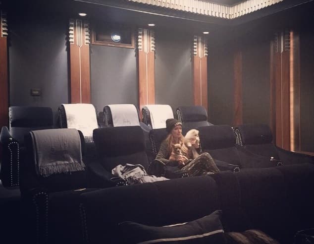 En casa de sus padres también hay una sala cinematográfica, se nota que los gastos excéntricos vienen de familia.