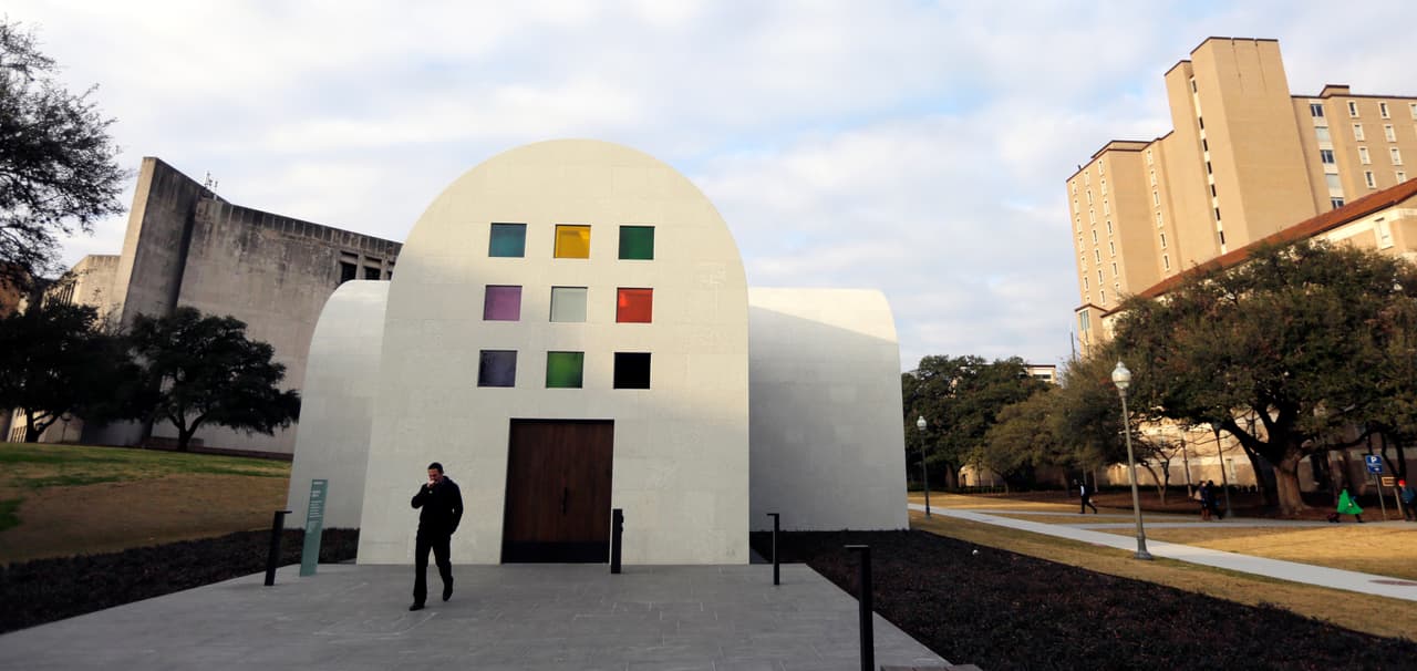 La admisión es gratuita todos los jueves (y los terceros jueves de cada mes el Blanton permanece abierto hasta las 9:00 pm). Más información en
<a href="https://blantonmuseum.org/welcome-to-the-blanton-museum-of-art/visita/">blantonmuseum.org</a>.