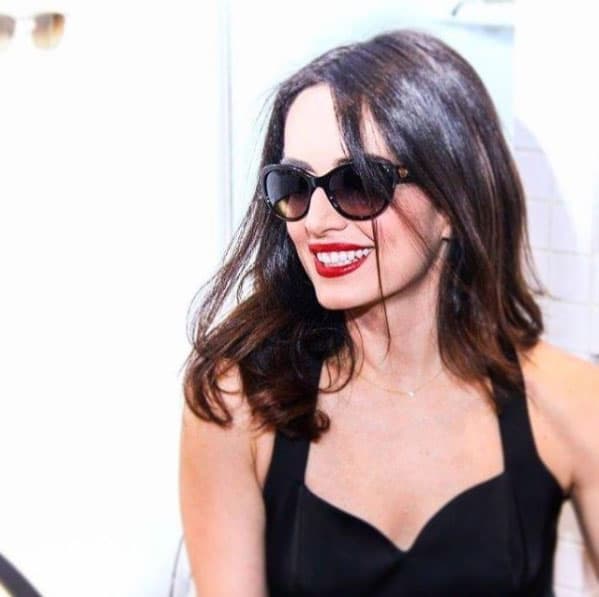 Es una mujer muy atractiva que acapara las miradas por donde quiera que pasa.