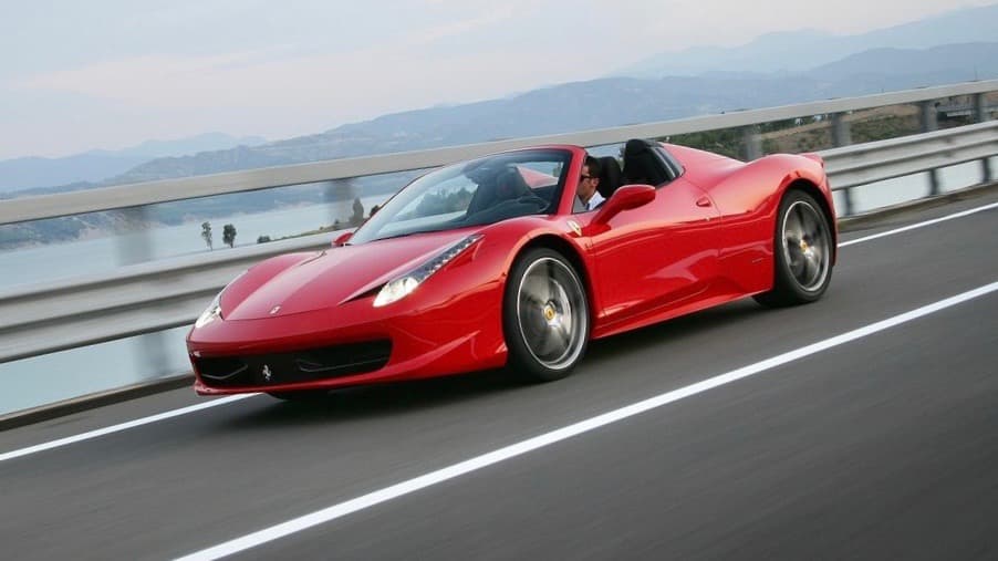 Ex marine engaña a empleado del parqueo en hotel de lujo y sale con un Ferrari de 300,000 dólares