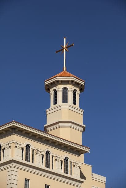 Según Buzzy Jackson , corresponsal del periódico The Boston Globe, nunca hay un buen momento para empezar una nueva religión, ya que si bien los peligros comunes que se utilizaban en el pasado incluían apedreamiento o crucifixión, los profetas de hoy en día uno se enfrentan a un nuevo obstáculo, como es la comprobación de los hechos. Jackson dice que el libro de Lawrence Wright, Going Clear " Scientology, Hollywood & Prison of Belief, es apasionante, y finalmente trágico y que lo que revea acerca de la organizac ión, cuya sede se encuentra en Clearwater, Florida, va a molestar a todo el que lo lea. En la lista de celebridades que abrazan esta religión, fundada por L. Ron Hubbard, se encuentran John Travolta, Kirstie Alley, Beck, Will Smith, and Greta Van Susteren, entre otros. Wright, ganador de un Premio Pulitzer, indica en su libro que aunque solo hay de 25,000 a 30,000 miembros activos, la iglesia tiene $1 billion en activos líquidos, una figura que eclipsa los bienes de la mayoría de las mayores religiones del mundo.