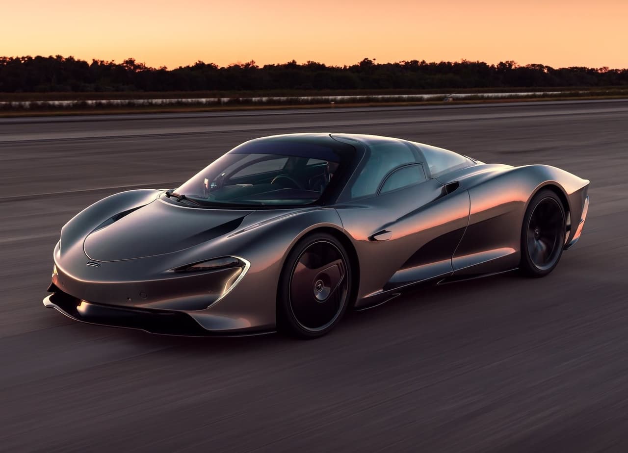 <u><h3 class="cms-H3-H3"><b>McLaren Speedtail 2021</b></h3></u>
<br>
<br>
<b>Velocidad máxima:</b> 250 mph (402 km/h)
<br>
<br>
<b>Motor:</b> V8 de 4.0 litros doble turbo + 1 motor eléctrico
<br>
<b>Potencia: </b>1,035 caballos de fuerza
<br>
<b>Precio inicial: </b>2,100,000 dólares (estimado)