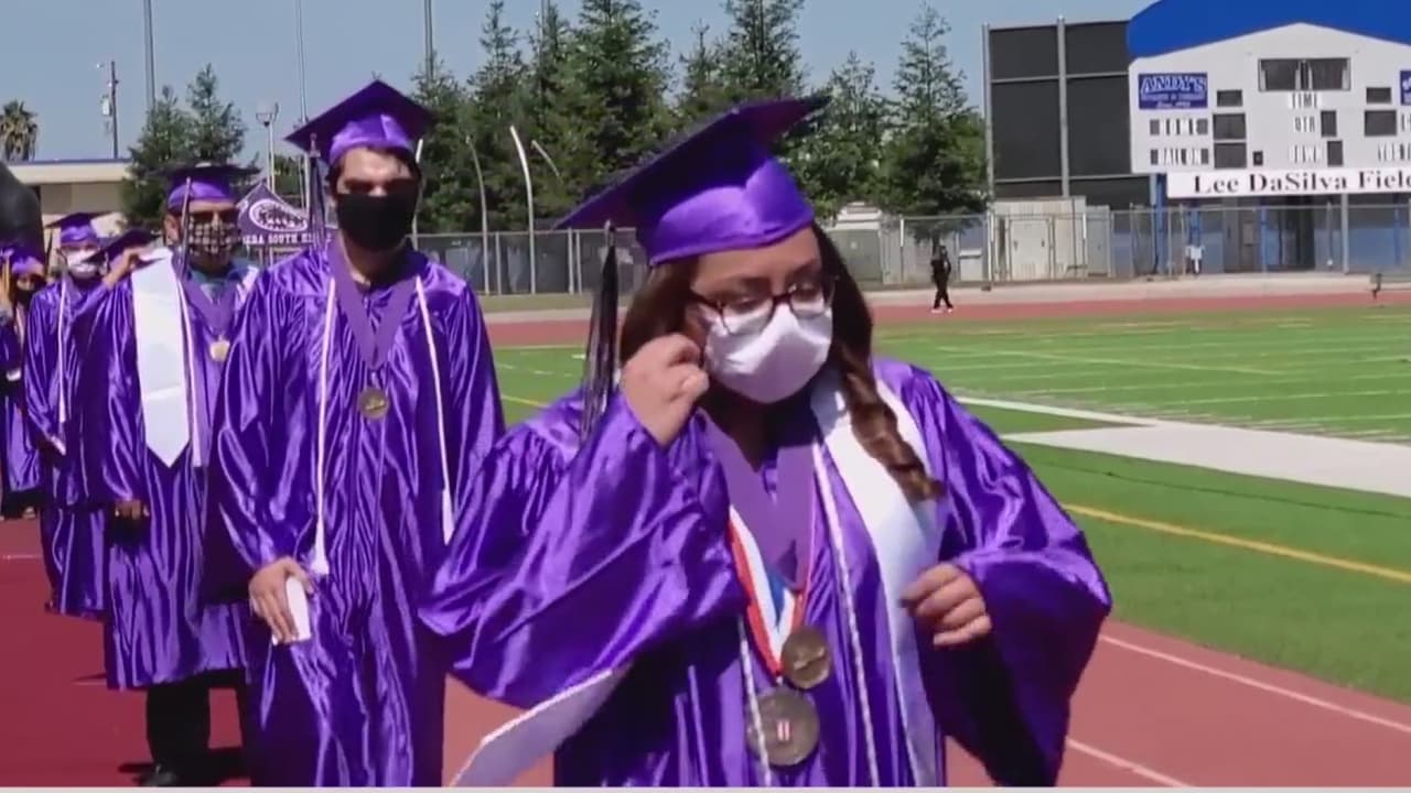 "Queremos premiar a las graduadas" organización dona 200 vestidos en medio de dificultades económicas