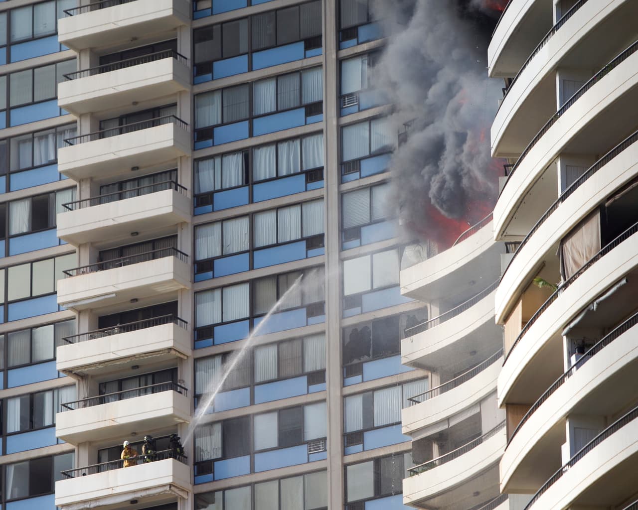 Más de 100 bomberos participaron en las tareas de extición del aparatoso incedio en un edificio alto de apartamentos en Honolulu en el que al menos tres personas fallecieron, indicaron las autoridades.