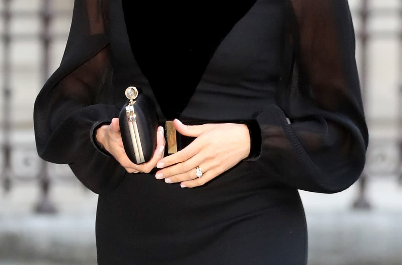 Un detalle que no pasó desapercibido por los fotógrafos y que las 
<i>celebrities</i> evitan fácilmente con el uso de 'cubrepezones'.