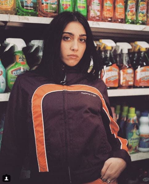 Al igual que su madre es irreverente. Lola Leon tiene 21 años.