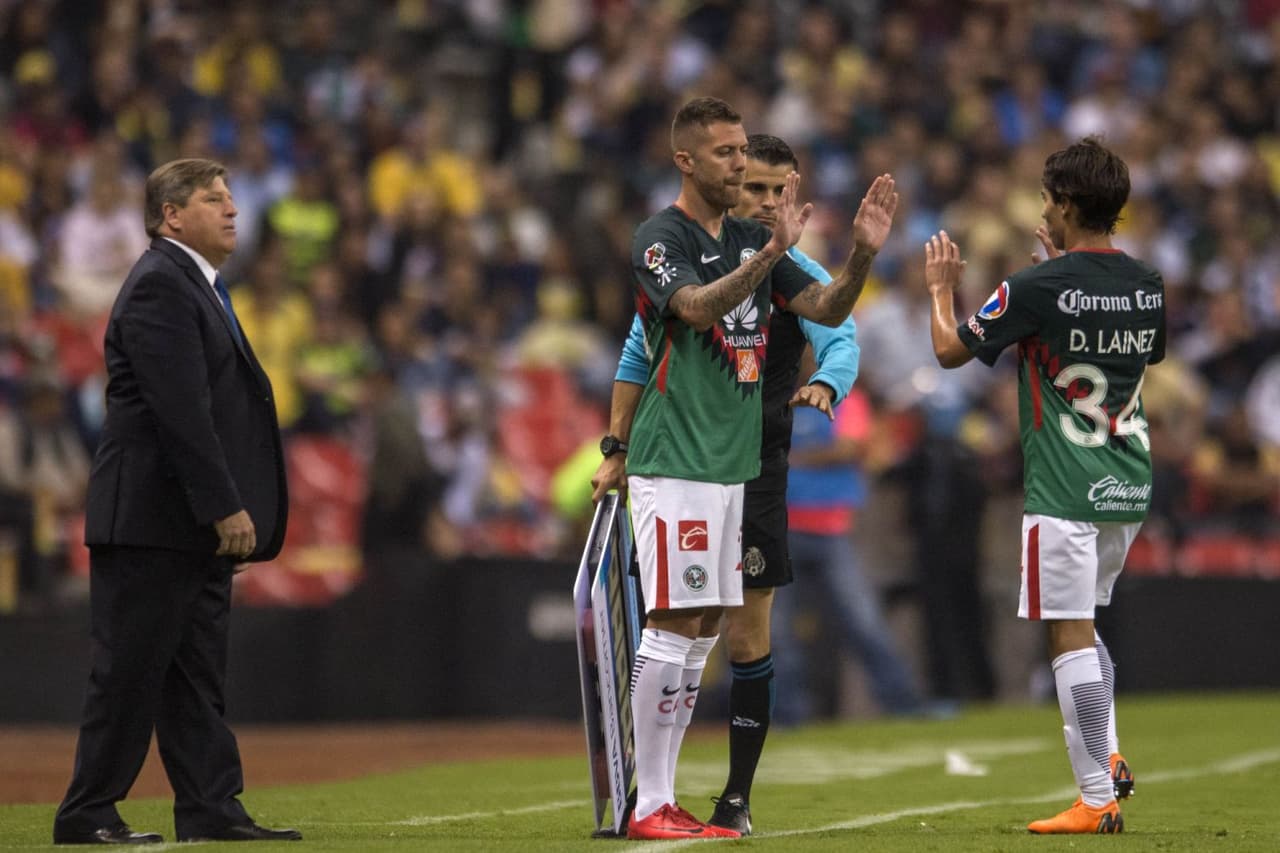 Ménez entró precisamente por Lainez.