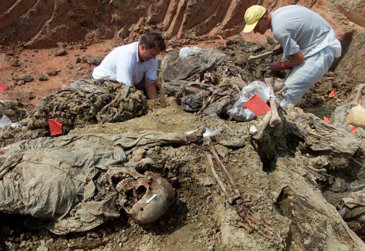 Los investigadores analizan el ADN de los cuerpos que han encontrado y ya han identificado a casi 7,000 muertos. La fotografía es de una fosa común cerca de Sarajevo hallada en 2003.