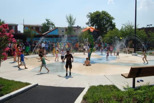 <b>Si estás cerca de: Fairmount| </b>Visite Clemente Park and Playground, en las calles 18th y Wallace.
<br>
<b>El agua</b>: hay un impresionante sistema de rociadores y chorros a tierra, además de bancos que rodean el área, por lo que es fácil ver jugar a los niños. También hay un parque infantil cercano de Francisville (Cameron Street, cerca de 18th Street), que también tiene un gran parque infantil y un aspersor de flores gigante. (Um, y una piscina).
<br>
<b>El horario</b>: Clemente informa que su horario habitual para jugar en el agua es de 11 a.m. a 7 p.m. De lunes a viernes; Tendrán horas de fin de semana, pero aún no están 100% seguros de lo que serán.