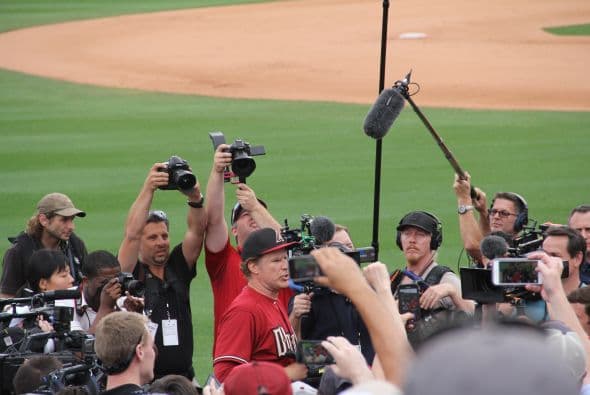 ¡El famoso comediante Will Ferrell se lució jugando con 10 equipos diferentes de la MLB  en cinco partidos del Spring Training en un solo día! Mientras los fans le hacían porras al comediante, éste les hacía bromas desde la cancha. Su hazaña fue grabada para una producción televisiva que será transmitida por HBO a finales de año.