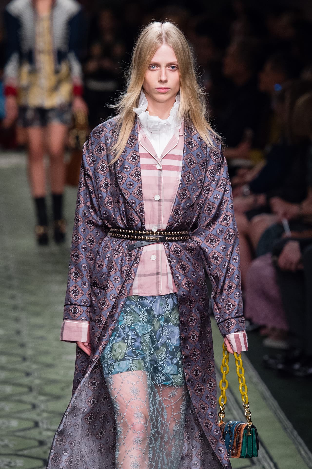 Crear capas, ese es otro de los mandatos de la temporada con los que podrás aprovechar esta pieza.