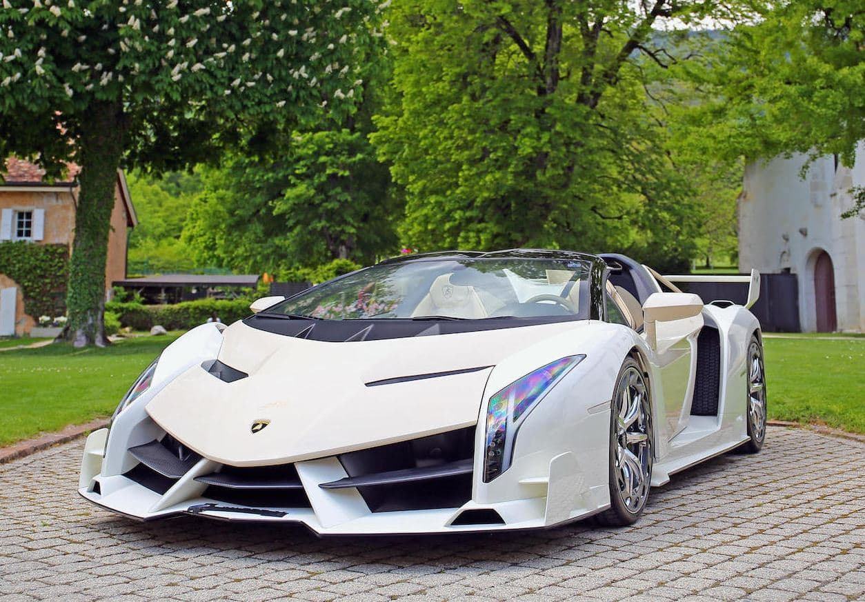 <a href="http://www.univision.com/noticias/lamborghini/lamborghini-veneno-roadster-2014-fotos"><b>Lamborghini Veneno Roadster</b></a>
<br>Valor: $5.3 millones - $6.3 millones