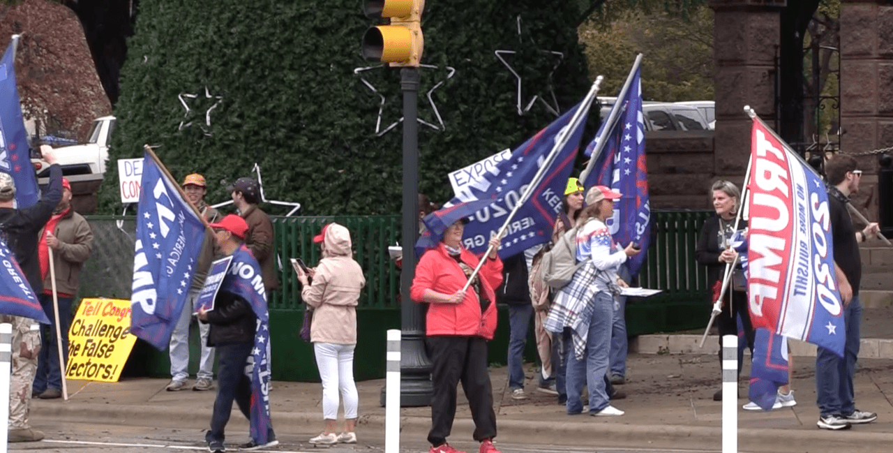 Los partidarios del presidente Donald Trump llegaron al Capitolio de Texas en el centro de Austin el miércoles por la tarde para apoyar al mandatario en las alegaciones de fraude electoral, que no ha sido comprobado.