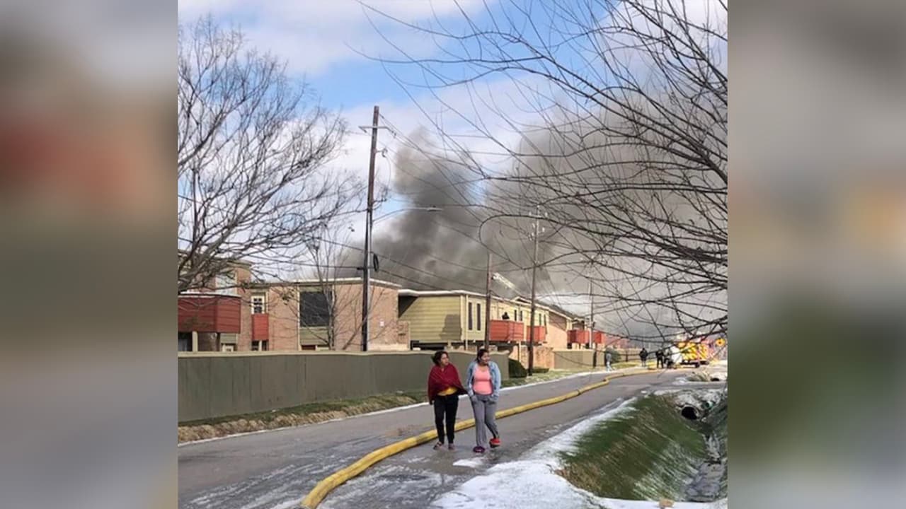 Bomberos atienden un incendio en complejo de apartamentos al suroeste de Houston