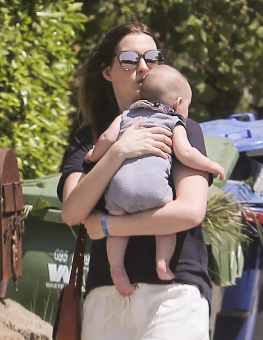 Anne Hathaway salió con su primogénito, el lindo bebé Jonathan, quien nació el pasado marzo.