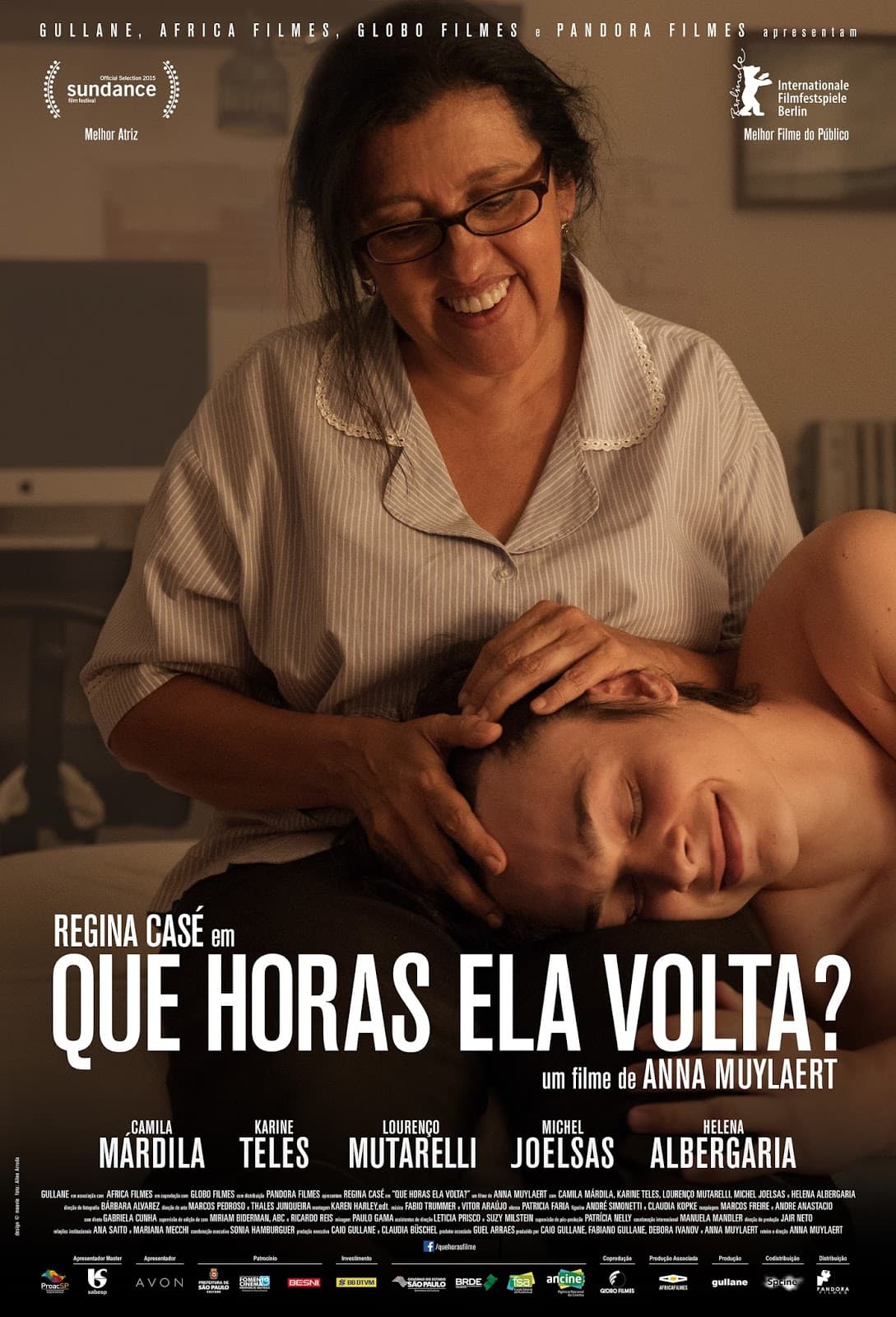Que Horas Ela Volta? (2015), BrasilDirectora: Anna MuylaertGuión: Anna MuylaertReparto: Regina Casé, Helena Albergaria, Michel Joelsas Val se ve obligada a dejar a su hija para irse a trabajar a San Paulo y proporcionarle una vida mejor. Unos años después, la joven se reencuentra con su madre y comienza un conflicto entre clases sociales y desacuerdos generacionales. La interpretación de las protagonistas les valió un premio especial del jurado en Sundance, y el film consiguió reconocimiento a nivel internacional.