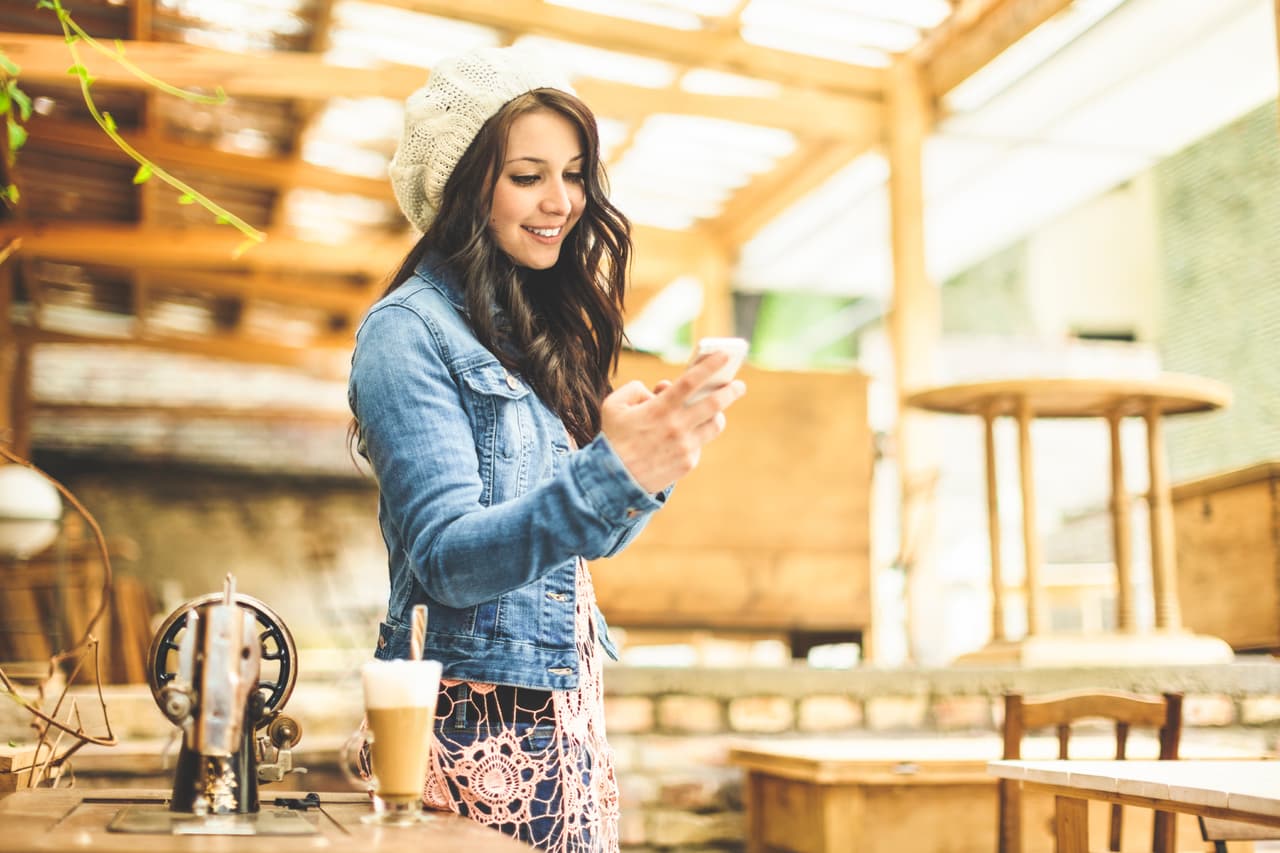 5. Viste los colores del éxito. Inspírate en la canción “Dressed for Success”. Elige prendas con tonalidades que resalten tu tez natural. ¿Sabes que un color errado puede quitarle luminosidad a tu rostro?