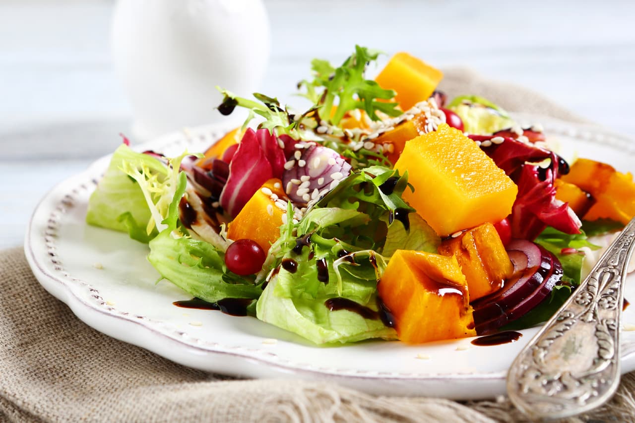 Usa platos de postre para comer menos y apunta a recortar 500 calorías por día. De ese modo podrías bajar 1 libra en una semana (casi medio kg.), según la institución. Eso sí, recuerda consultar con un nutricionista antes de modificar tu alimentación.