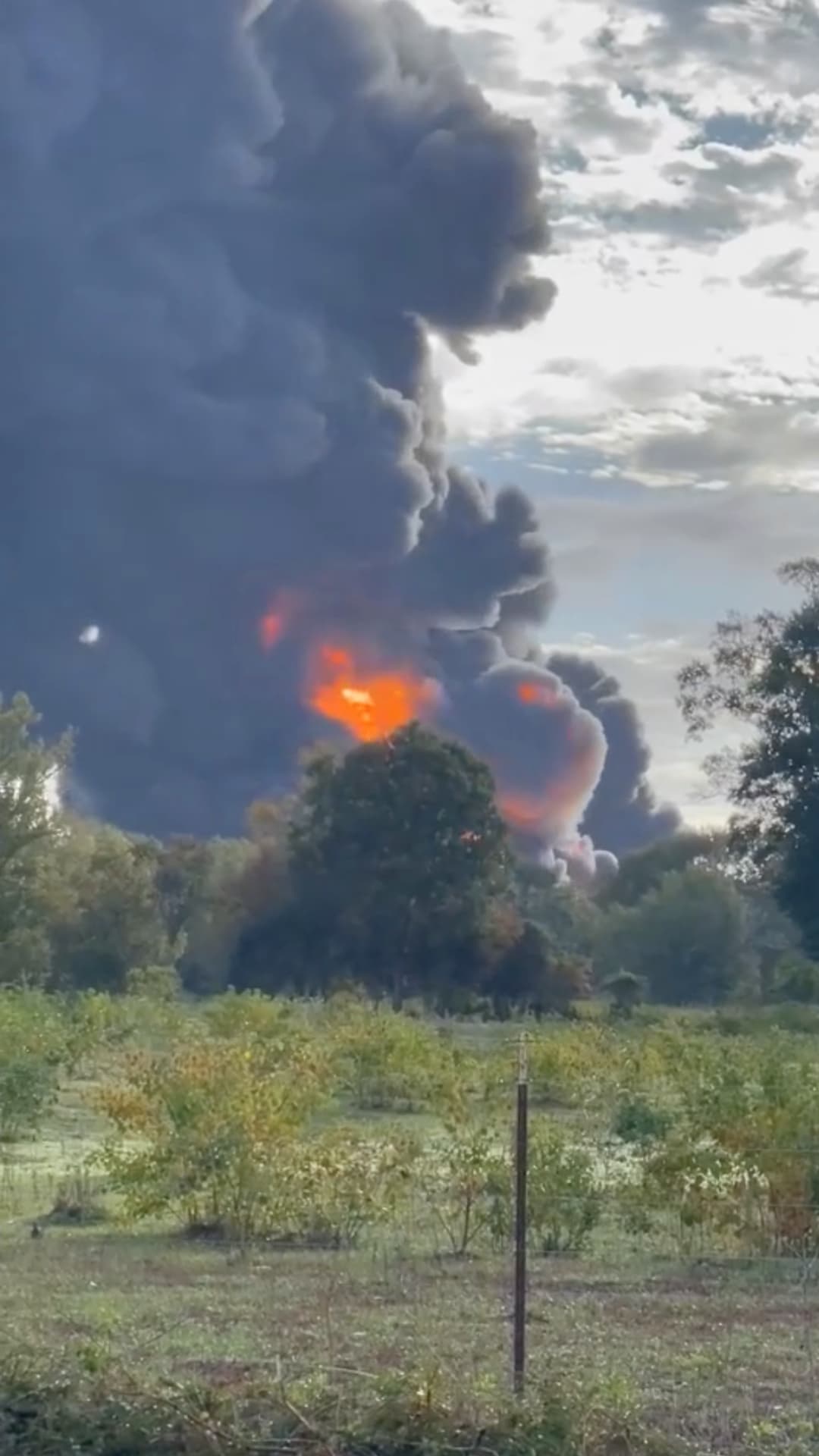 El incendio inició a eso de las 8:15 am del miércoles 8 de noviembre en la planta química Sound Resource Solutions en Shepherd, Texas.