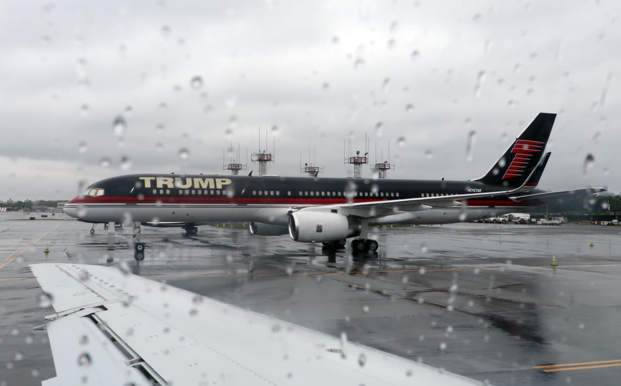 “Cuando esté terminado, será mejor que nunca y volverá a ser usado en los próximos mítines”, dijo Trump.