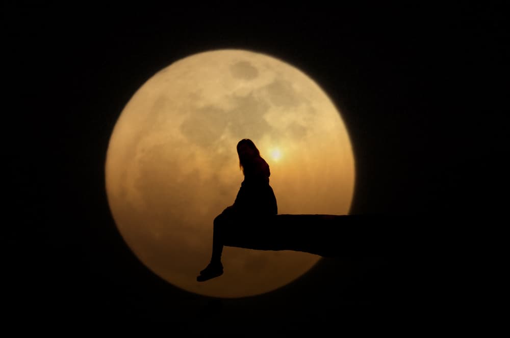 La Luna se considera en Astrología el astro regente del signo Cáncer y en la interpretación de la misma en la Carta Natal significa las emociones, lo inconsciente, el factor femenino, la figura materna, las cualidades receptivas, intuitivas, cambios de modo, los líquidos del cuerpo, los sueños, la imaginación, nuestros apetitos instintivos, en fin, todo aquello asociado con la sensibilidad.