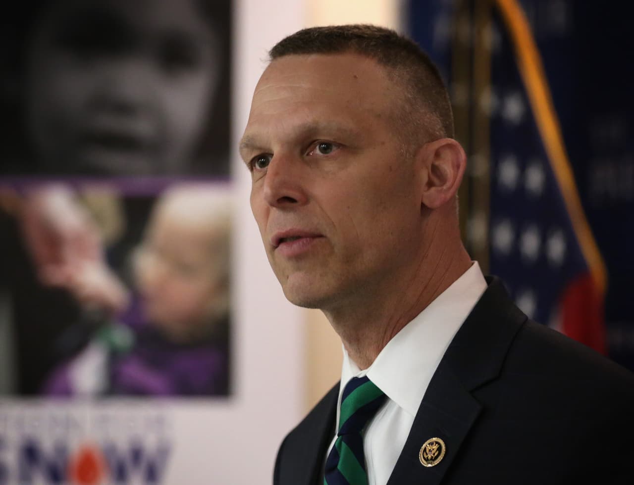 <b>Scott Perry, representante por Pennsylvania.</b> Igual que Vance, este aliado de Trump ha asegurado que los migrantes que llegan a Estados Unidos buscan reemplazar a los votantes actuales: "Para muchos estadounidenses, lo que parece que está ocurriendo o lo que creen que está pasando es que 
<b>los estadounidenses nacidos aquí están siendo reemplazados para transformar permanentemente el panorama de esta gran nación",</b> dijo en una audiencia en Comité de Asuntos Exteriores el 14 de abril de 2021 en la que examinaban las causas de la migración centroamericana.
<br>
<br>En ese mismo espacio, prosiguió sugiriendo que el número récord de niños arrestados en la frontera en marzo de ese año —un número que 
<i>The Washington Post</i> asegura es equivalente a la mitad del 1% de niños que nacieron en el país en 2019— habla de un 
<b>"reemplazo" demográfico que avanza lentamente.</b>