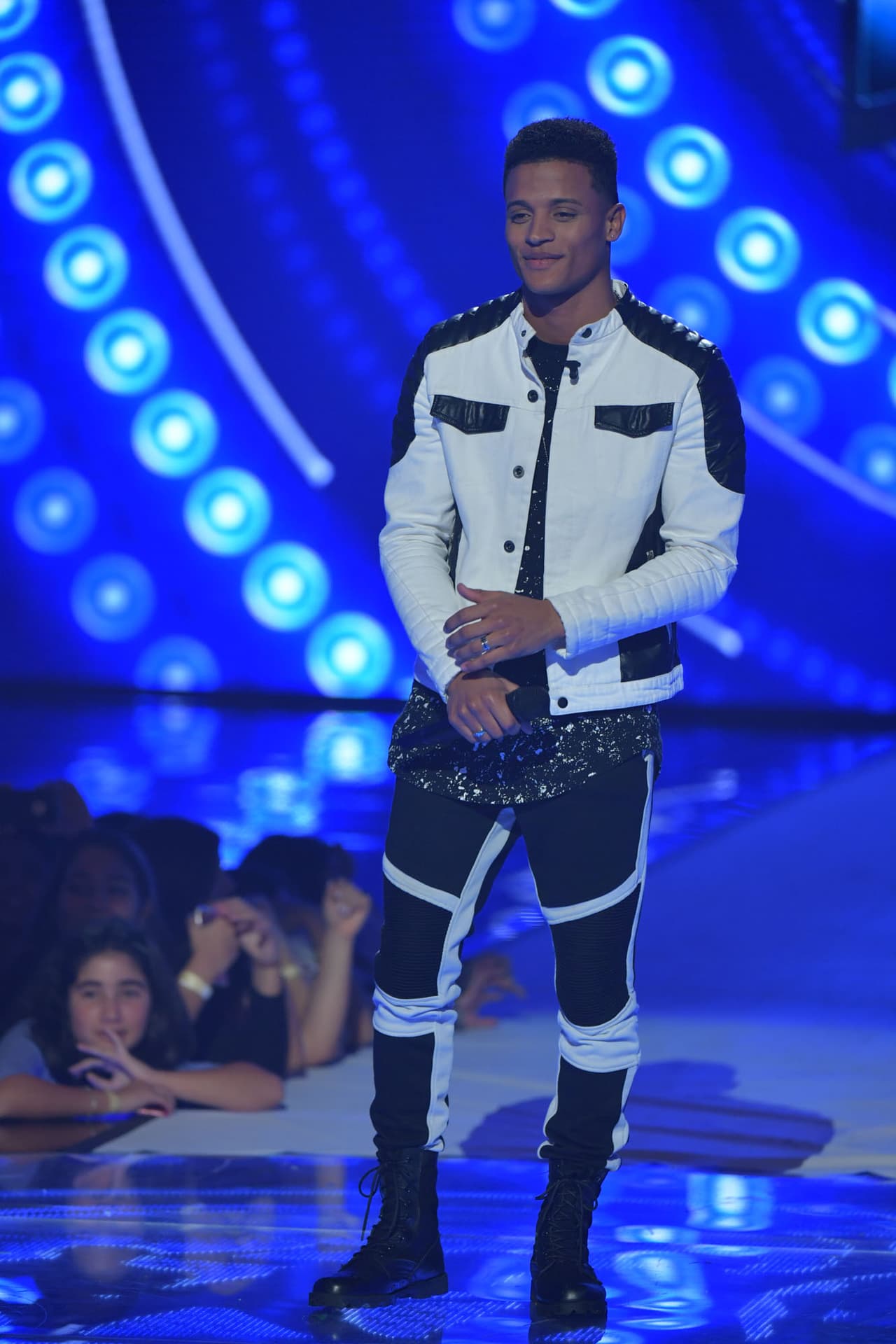 Interpretó el tema "Cold Water" de Major Lazer Ft. Justin Bieber y Laura lo apodó como el Usher latino.