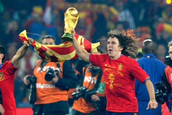 El momento cumbre de la carrera de Puyol llega en el 2010, cuando levanta la Copa de Campeón del Mundo con España en Sudáfrica, luego de vencer 1-0 a Holanda en la final.