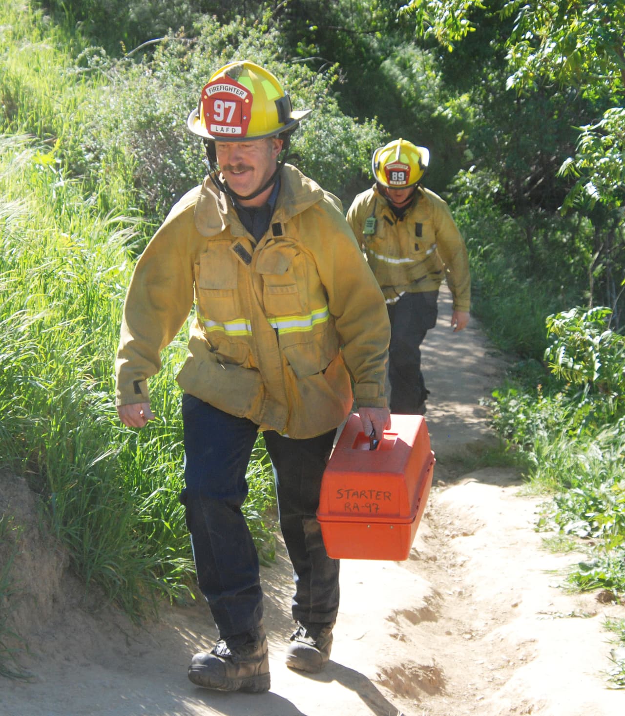 Según LAFD, sus equipos caminaron por el desierto urbano, que se extiende a 122 acres, hasta llegar a la mujer.
